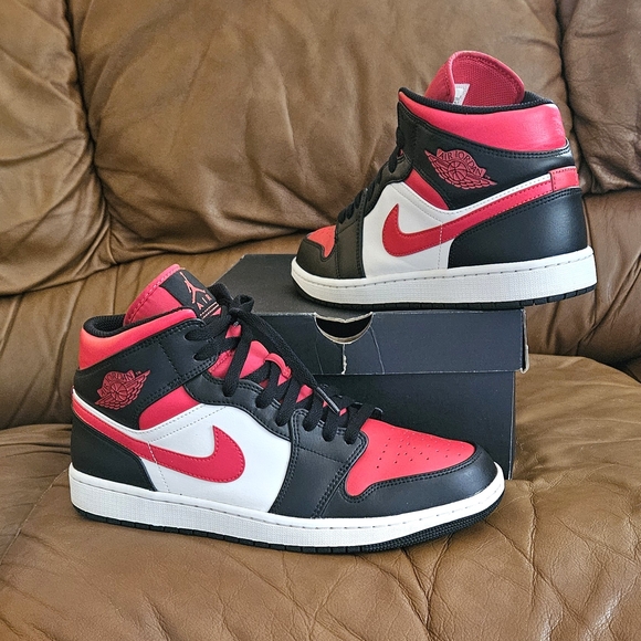 air jordan 1 mid bred toe